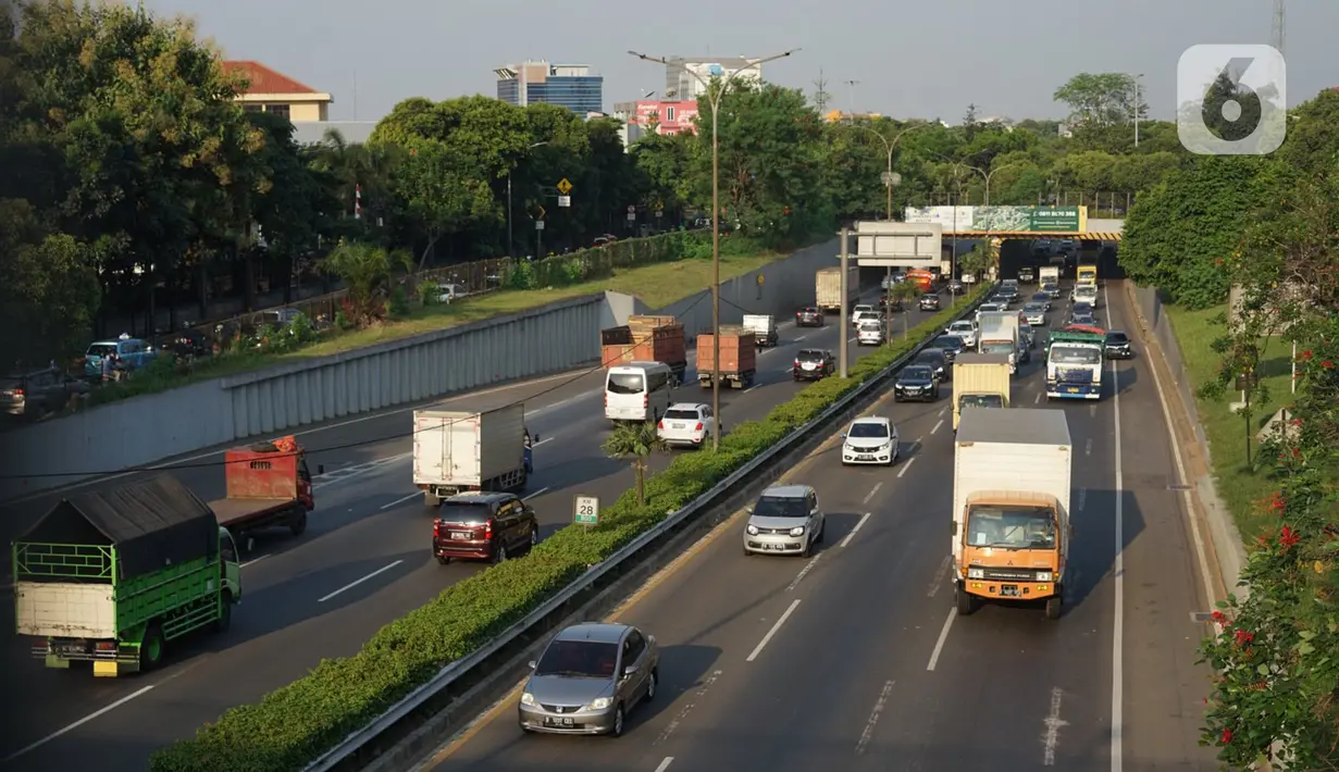 Kendaraan melintasi jalan tol di Jakarta, Kamis (27/8/2020). Gubernur DKI Jakarta Anies Baswedan mengusulkan agar Tol Dalam Kota dapat dilintasi oleh pengendara sepeda jenis road bike karena banyak masyarakat yang berolahraga dan menjadikan sepeda sebagai gaya hidup. (Liputan6.com/Immanuel Antonius)