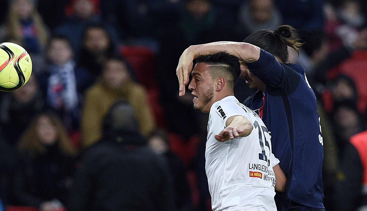 Pemain Montpellier, Ramy Bensebaini (kiri) berebut bola dengan pemain Paris Saint-Germain, Zlatan Ibrahimovic  pada lanjutan Liga 1 Prancis di Stadion Parc des Princes, Paris. (AFP/Franck Fife)
