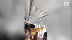 Sebuah jendela dalam pesawat terlepas saat sedang terbang akibat guncangan turbulensi yang kuat.