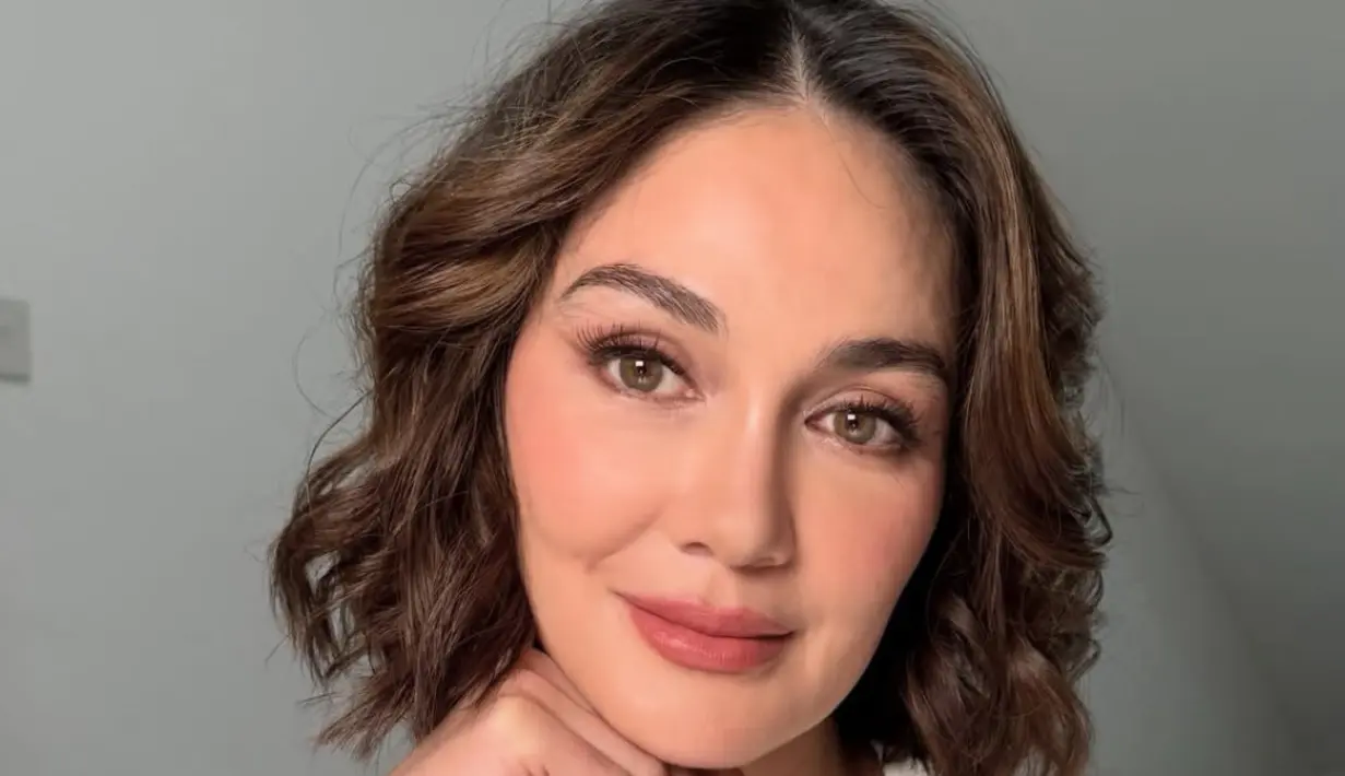 Gayanya pun semakin effortless dengan t shirt putih lengan pendek. Senada dengan jam tangannya. [@nooibeauty]