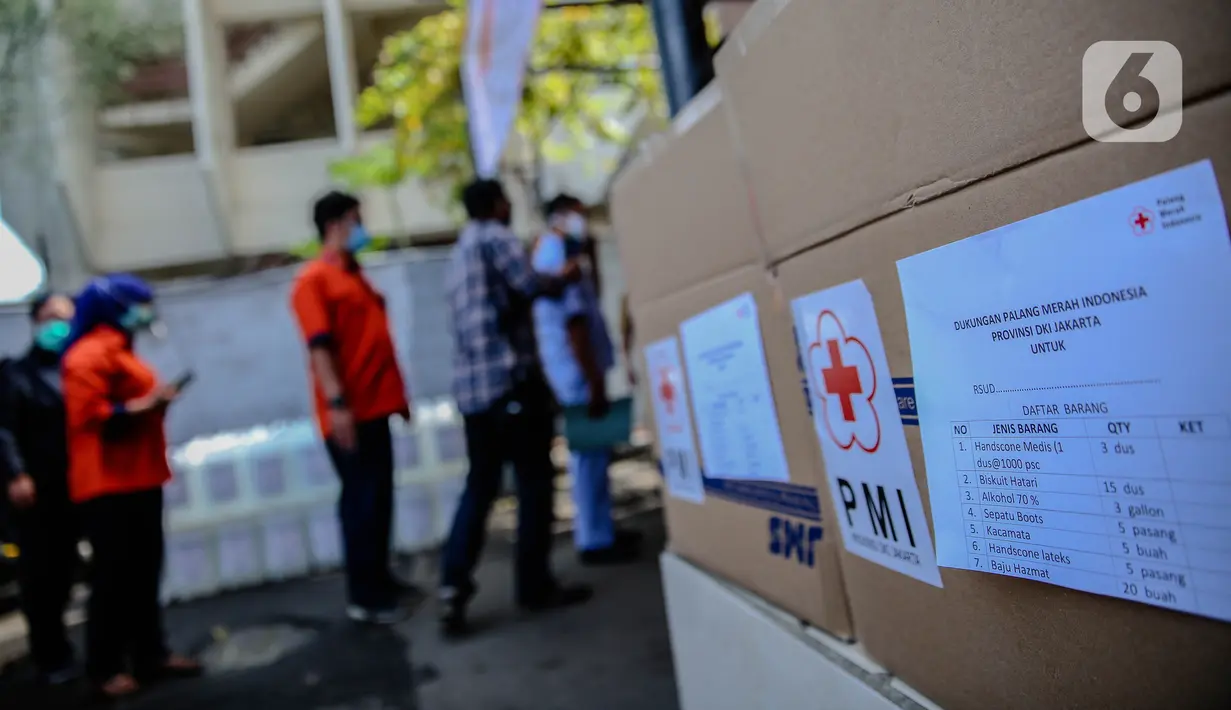 Petugas PMI membagikan bantuan APD untuk Tenaga Medis Covid-19 di Gedung PMI DKI Jakarta, Senin (27/4/2020). PMI DKI Jakarta memberikan bantuan berupa 1000 APD melalui Gugusan Tugas Percepatan Penanganan Covid-19 Provinsi DKI Jakarta kepada 29 Rumah Sakit. (Liputan6.com/Faizal Fanani)