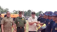 Pj Gubernur Jatim, Adhy Karyono memimpin Apel Siaga Gabungan Pengendalian Kebakaran Hutan dan Lahan (Karhutla) 2024 di Lapangan Desa Trawas, Kabupaten Mojokerto, Selasa (23/7/2024). (Istimewa)