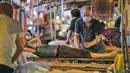 Tukang pijat sedang melayani pelanggan di sebuah stan terbuka di Nanning, di wilayah selatan Guangxi, China (21/6/2020). (China OUT/STR/AFP)