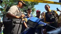 Edi Usman (35) warga Desa Selokbesuki Kecamatan Sukodono Kabupaten Lumajang Jawa Timur, menemukan sepeda motornya yang hilang, terparkir di halaman rumah tetangganya. (Liputan6.com/Dian Kurniawan)