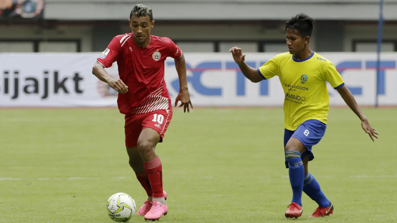 Gelandang Persija Jakarta, Bruno Matos, menggiring bola saat melawan 757 Kepri Jaya. (Bola.com/Yoppy Renato)