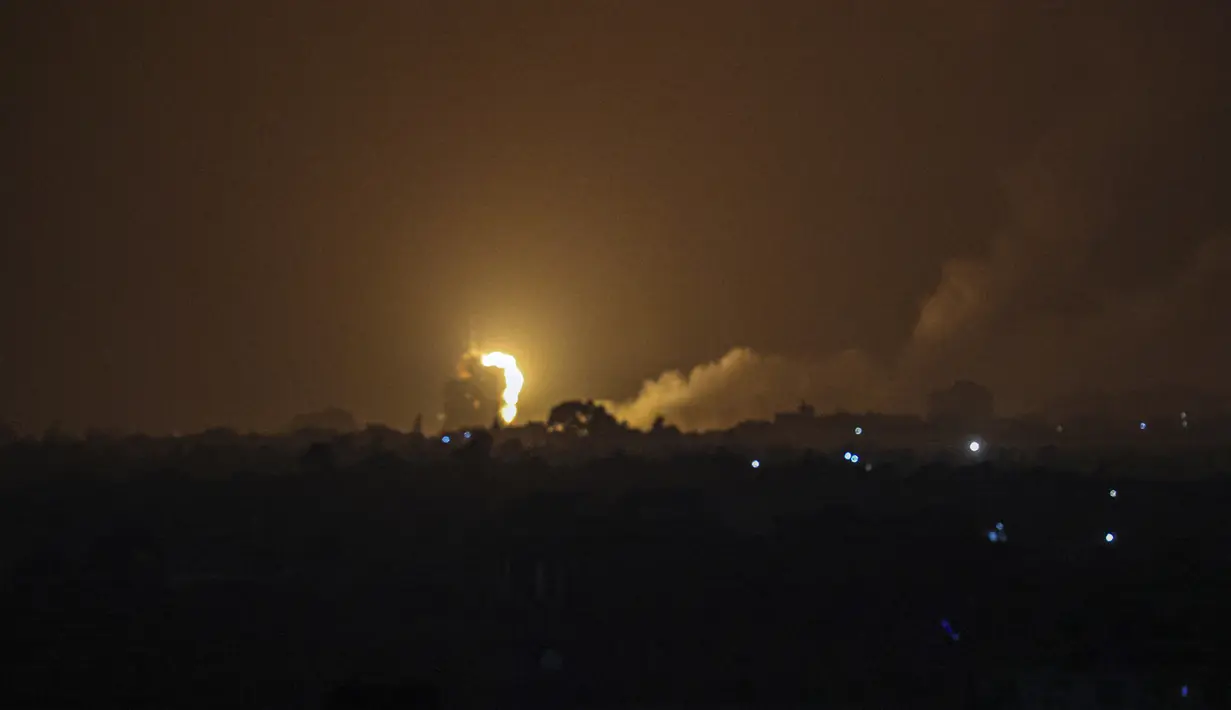 Api dan asap membubung selama serangan udara Israel di Rafah di Jalur Gaza selatan, Selasa (19/4/2022). (AFP/Said Khatib)