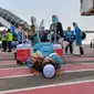 Jemaah haji melakukan sujud syukur usai tiba di bandara Juanda. (Dian Kurniawan/Liputan6.com)