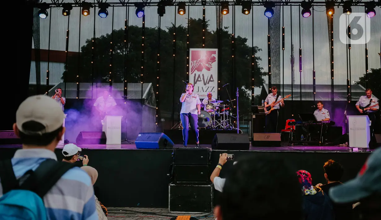 Penampilan United States Air Force Band of the Pacific pada Jakarta International BNI Java Jazz Festival 2020 di Jakarta, Minggu (1/3/2020). Pada pagelaran ke-16 ini, Java Jazz Festival menampilkan berbagai musisi lokal serta internasional. (Liputan6.com/Faizal Fanani)