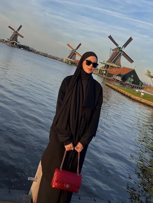 OOTD Paula Verhoeven dan Tya Ariestya di Belanda. [@paula_verhoeven]