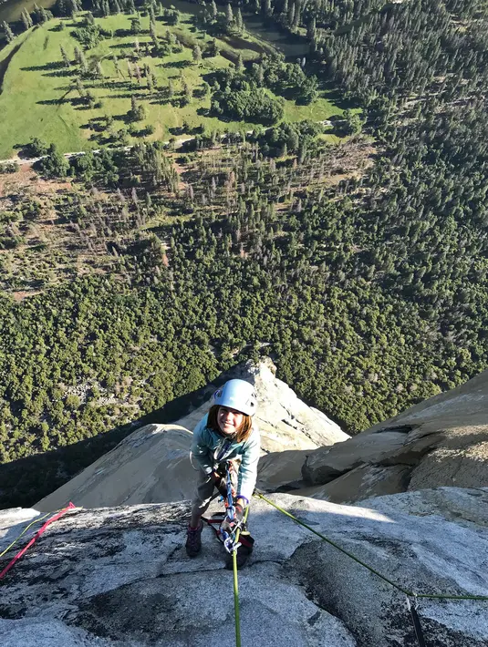 Selah Schneiter saat memanjat tebing El Capitan di Taman Nasional Yosemite, California, Amerika Serikat, 10 Juni 2019. Rekor Selah kemungkinan tidak bertahan lama karena sang adik yang masih berusia tujuh tahun akan mengikuti jejaknya. (Michael Schneiter via AP)