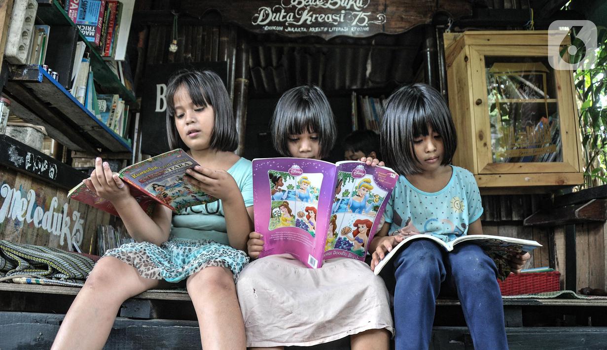 Anak-anak saat membaca buku di perpustakaan Bale Buku Meleduk (Membaca Literasi Dukuh) 75 di Jalan Dukuh V, Kelurahan Dukuh, Kecamatan Kramat Jati, Jakarta Timur, Rabu (24/8/2022). Bale Buku Meleduk 75 yang didirikan oleh Iwan Gunawan (52), seorang pegawai PPSU Kelurahan Dukuh berkolaborasi dengan karang taruna setempat serta komunitas Bale Buku Jakarta dan Dinas Perpustakaan dan Arsip Provinsi DKI Jakarta itu menjadi fasilitas baru bagi anak-anak hingga orang dewasa dalam memperkaya wawasan literasi. (merdeka.com/Iqbal S. Nugroho)