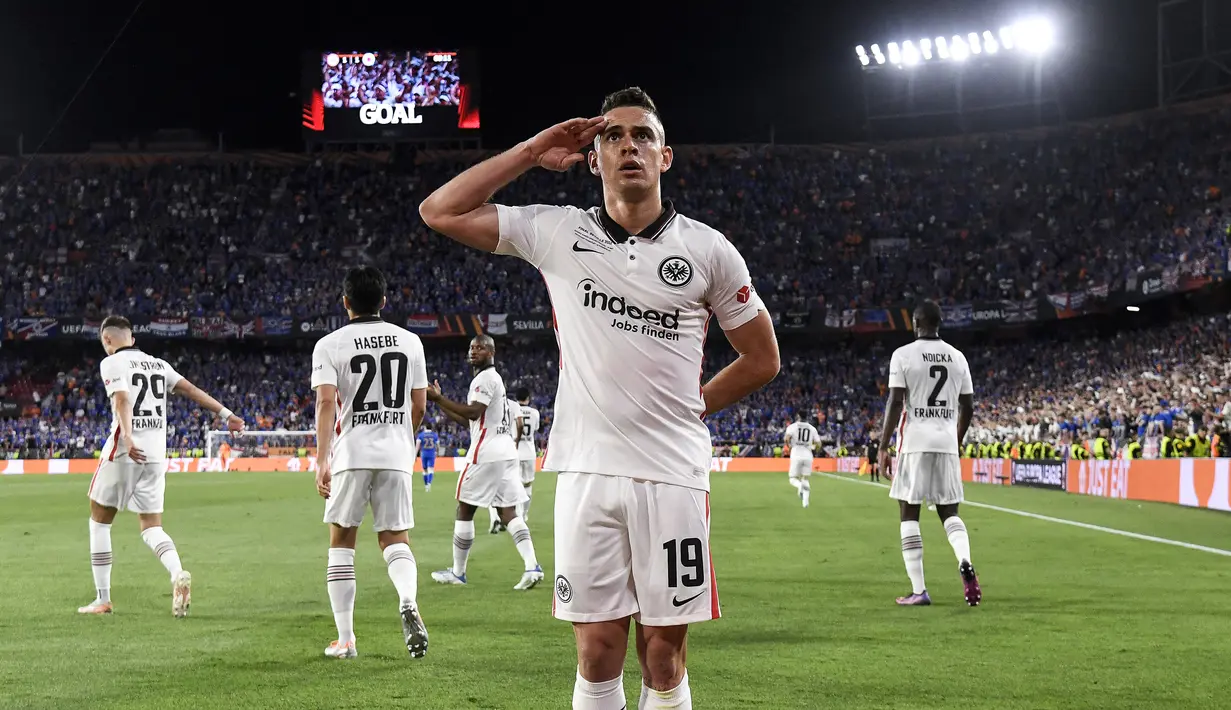 Rafael Borre mampu menjawab kepercayaan Oliver Glasner yang memainkannya menjadi starter pada laga final tersebut. Pemain asal Kolombia itu berhasil mencetak gol penyeimbang yang membuat laga harus berlanjut ke extra time hingga babak tostosan. Selain itu, Borre juga sukses menjadi penentu kemenangan saat ditunjuk sebagai algojo terakhir Eintracht Frankfurt dalam adu penalti. (AFP/Cristina Quicler)