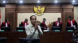 Dalam persidangan, JPU meminta pihak Nadiem Makarim untuk tidak menggiring opini dan fokus pada norma hukum dalam persidangan. Tampak dalam foto, mantan Menteri Pendidikan, Kebudayaan, Riset, dan Teknologi (Mendikbudristek), Nadiem Anwar Makarim usai mengikuti sidang lanjutan terkait kasus dugaan korupsi pengadaan laptop berbasis Chromebook di Pengadilan Tindak Pidana Korupsi (Tipikor) Jakarta, Kamis (8/1/2026). (Kapanlagi.com/Budy Santoso)
