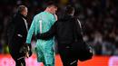 Kiper Juventus, Wojciech Szczesny berjalan meninggalkan lapangan dibantu oleh tim medis setelah mengalami sakit dada ketika pertandingan leg pertama perempat final Liga Europa 2022/2023 melawan Sporting CP di Allianz Stadium, Turin, Jumat (14/04/2023). Szczesny diketahui terkena paltisipasi jantung atau kondisi di mana seseorang merasakan kerja jantung yang kuat, cepat, atau tidak teratur. (AFP/Marco Bertorello)