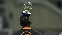 Sambil Pincang-pincang, Marcus Thuram Terima Trofi Pemain Terbaik Saat Inter Milan Kalahkan Slavia Praha di Liga Champions