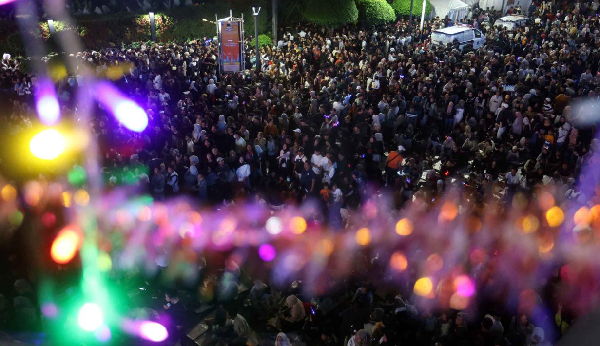 Rangkaian perayaan malam pergantian tahun pun dirancang tanpa pesta kembang api. Tampak dalam foto, suasana kepadatan warga yang akan menikmati malam pergantian tahun di kawasan Bundaran Hotel Indonesia, Jakarta, Rabu (31/12/2025). (Kapanlagi.com/Budy Santoso)