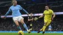 <p>Penyerang Manchester City, Erling Haaland mengontrol bola dari kawalan kiper Aston Villa, Emi Martinez selama pertandingan lanjutan Liga Premier Inggris di Stadion Etihad di Manchester, barat laut Inggris (13/2/2023). City menang telak atas Aston Villa dengan skor 3-0. (AFP/Paul Ellis)</p>