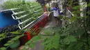 Warga beraktivitas di sekitar Kampung Hidroponik Pengadegan, Jakarta, Kamis (22/2). Jalanan serta gang yang dulunya kumuh, kini berubah menjadi hijau dan asri. (Liputan6.com/Immanuel Antonius)