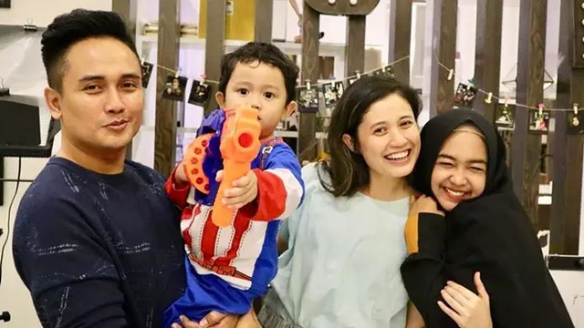 6 Potret Denny Darko Bareng Keluarganya yang Selalu Tampil Harmonis
