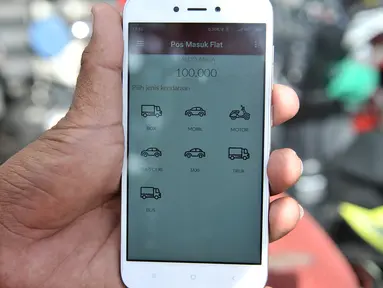 Juru parkir menunjukkan aplikasi untuk mendata kendaraan di Kelapa Gading, Jakarta, Rabu (30/1). Parkir online berbasis aplikasi menggantikan parkir meter yang sebelumnya telah diluncurkan untuk mendukung program Smart City. (Merdeka.com/Iqbal S Nugroho)