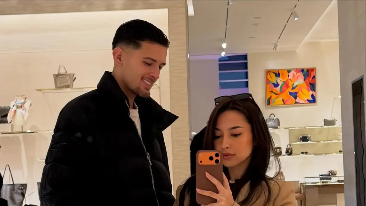 Gaya Jennifer Coppen Kini Tinggal di Belanda, Chic dan Tetap Modis saat Winter Shopping