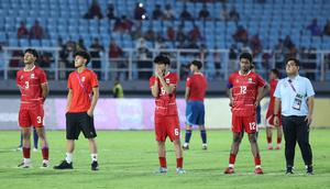 Ekspresi pemain Timnas Indonesia usai bertanding melawan Vietnam pada laga pamungkas Grup A Piala AFF U-17 2026 di Stadion Gelora Delta, Sidoarjo, Jawa Timur, Minggu (19/4/2026) malam. Timnas Indonesia menutup perjalanan di Grup A Piala AFF U-17 2026 dengan hasil imbang. (Bola.com/M Iqbal Ichsan)