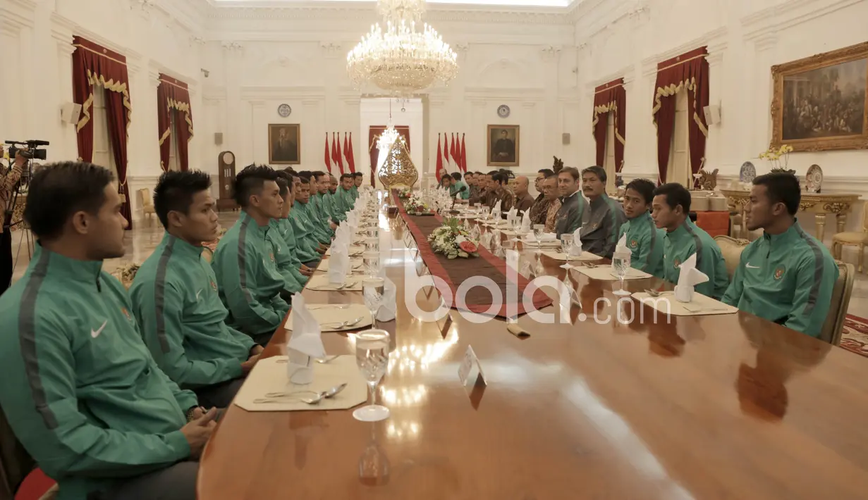 Timnas Indonesia saat makan siang bersama Presiden RI, Joko Widodo di Istana Negara, (19/12/2016). (Bola.com/Nicklas Hanoatubun)
