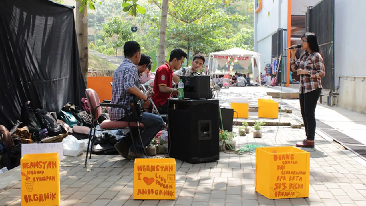 Mahasiswa FISIP Undip Gelar Ngamen Sampah