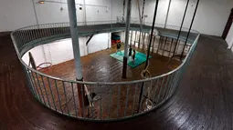 Pemandangan dari atas saat pemain berlatih di lapangan basket tertua di dunia di Paris, Prancis, Kamis (31/5). (GERARD JULIEN/AFP)