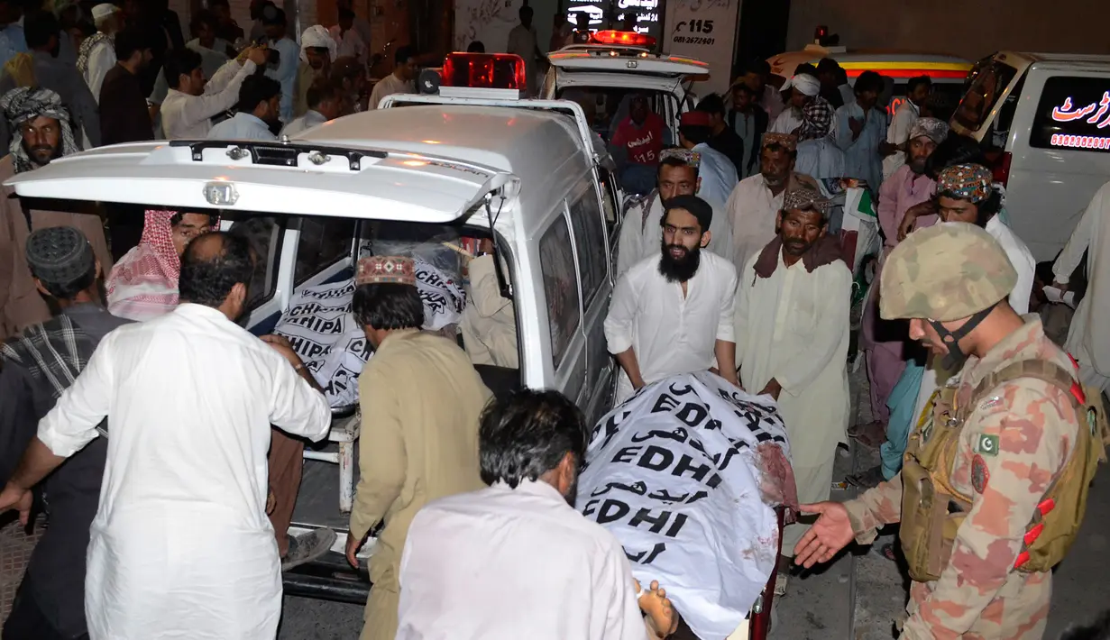 Petugas medis mengevakuasi sejumlah korban ledakan bom bunuh diri di Quetta, Pakistan, (13/7). Ledakan bom bunuh diri terjadi saat kampanye menjelang pemilihan umum 25 Juli mendatang. (AP Photo/Arshad Butt)