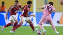 Pemain Inter Miami, Lionel Messi, berusaha melewati pemain Al Ahly pada pertandingan pembuka Grup A Piala Dunia Antarklub 2025 di Hard Rock Stadium pada Minggu (15/6/2025). (AP Photo/Rebecca Blackwell)