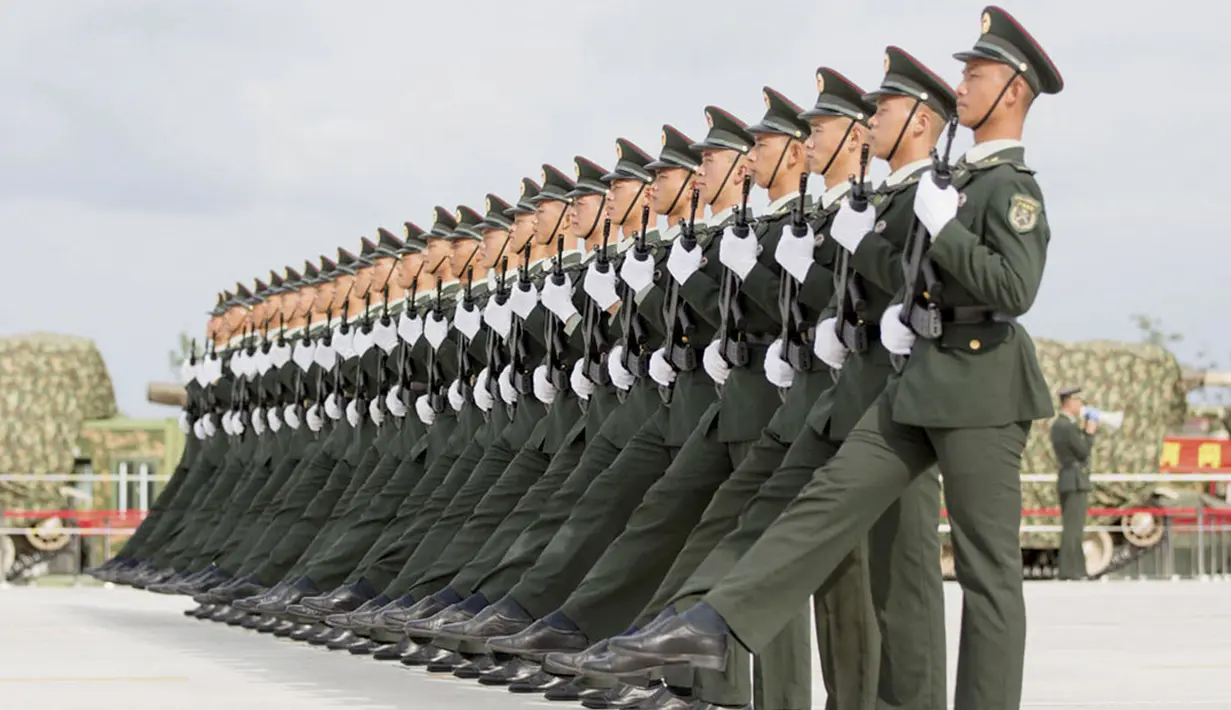 Barisan tentara  saat melakukan latihan menyambut peringatan 70 tahun berakhirnya Perang Dunia II di Pangkalan Militer Beijing , Cina ( 1/8/2015). Parade militer besar-besaran akan disuguhkan China untuk menyambut peringatan ini.   (REUTERS/Stringer)