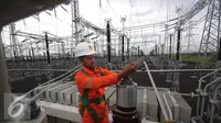 Pekerja tengah memasang Trafo IBT 500,000 Kilo Volt di Gardu induk PLN Balaraja, Banten, Kamis (16/12). Pemasangan terafo tersebut diperuntukan untum perkuatan sistem kelistrikan Jakarta-Banten. (Liputan6.com/Angga Yuniar)