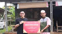 Dampak Abrasi, Lion Parcel Berbagi Paket Sembako untuk Warga Muaragembong