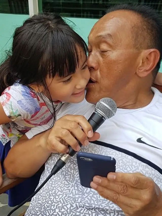 6 Potret Kebersamaan Aburizal Bakrie dan Anak Nia Ramadhani, Kompak Bareng Cucu