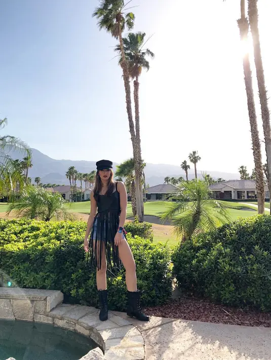 Pada April 2018 lalu, Nia Ramadhani tak mau ketinggalan menghadiri Festival Musik Coachella. Bak warga asli, Nia Ramadhani berpenampilan modis dengan busana yang memperlihatkan tubuhnya yang ideal. Tak heran wanita kelahiran 16 April 1990 ini sering disebut ABG. (Liputan6.com/IG/@ramadhaniabakrie)