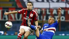 Gelandang AC Milan, berusaha melewati pemain sampdoria Angelo Palombo pada laga serie A di  di San Siro, Senin (13/04/2015). AC Milan bermain imbang 1-1 dengan Sampdoria.  (Reuters/ Stefano Rellandini)