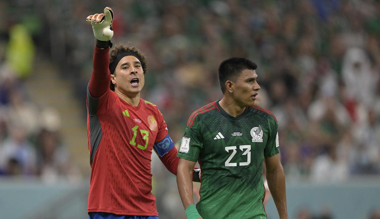Guillermo Ochoa. Kiper Timnas Meksiko yang baru saja bergabung dengan Salernitana pada bursa transfer musim dingin 2022/2023 ini kini telah menginjak usia 37 tahun. Namun posisinya bersama Timnas Meskiko masih tak tergantikan sejak menjalani debut pada 14 Desember 2005. Hingga kini ia telah mengoleksi 134 caps dengan torehan 57 kali clean sheet dan kebobolan 136 gol. (AFP/Juan Mabromata)