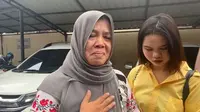 Orangtua gadis penjual satai yang tewas usai dijambret di Pekanbaru. (Liputan6.com/M Syukur)