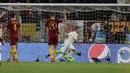 Penyerang Real Madrid, Lucas Vazquez, melakukan selebrasi usai membobol gawang AS Roma pada laga Liga Champions di Stadion Olimpico, Roma, Selasa (27/11). AS Roma takluk 0-2 dari Real Madrid. (AP/Andrew Medichini)