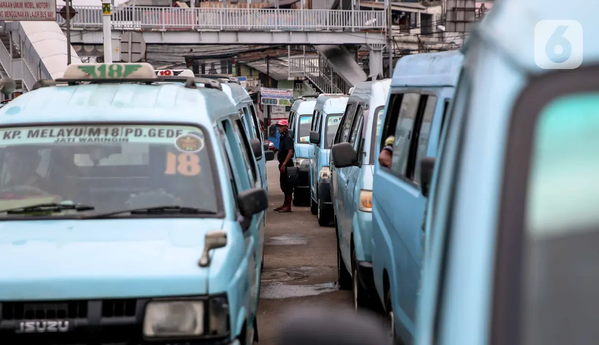 Pengemudi angkutan umum menunggu penumpang di Terminal Kampung Melayu, Jakarta, Kamis (30/4/2020). Ketua Organda DKI Shafruhan Sinungan mengatakan dari sekitar 85.900 kendaraan yang berada di bawah naungannya, hanya 8.000-8.600 unit yang masih dapat beroperasi. (Liputan6.com/Faizal Fanani)