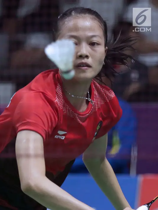 Tunggal putri Indonesia, Fitriani saat melawan pemain Jepang, Zomi Okuhara pada semifinal Bulutangkis Beregu Putri Asian Games 2018 di Jakarta, Selasa (21/8). Fitriani kalah 21-19, 4-21, 10-21. (Liputan6.com/Helmi Fithriansyah)