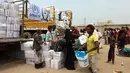 Warga Yaman mengantre untuk menerima bantuan selimut dan alas tidur dari Komisaris Tinggi PBB untuk Pengungsi (UNHCR) di kota pesisir Hodeidah, Yaman (11/4). (AFP Photo/Abdo Hyder)