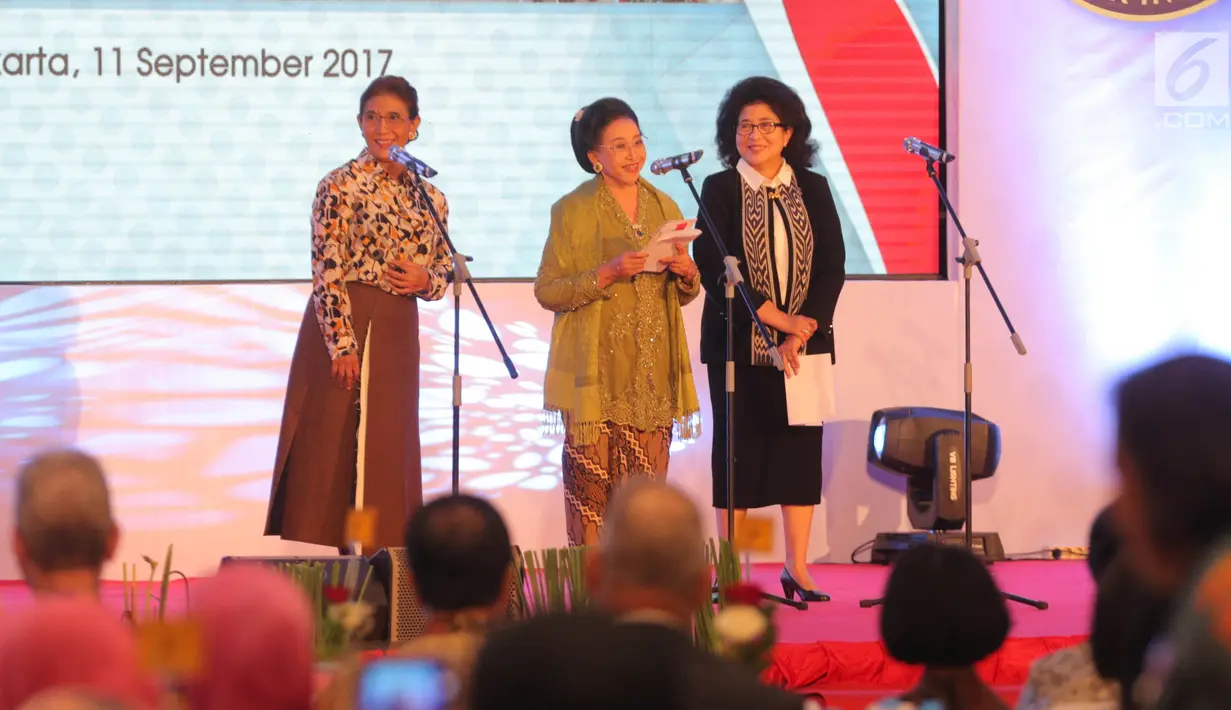 Menkes, Nila F Moeloek (kanan), Menteri Kelautan dan Perikanan Susi Pudjiastuti (kiri), pengusaha Mooryati Sudibyo (tengah) membacakan puisi tentang polwan dalam acara hari jadi Polwan yang ke-69, Jakarta, Senin (11/9). (Liputan6.com/Faizal Fanani)