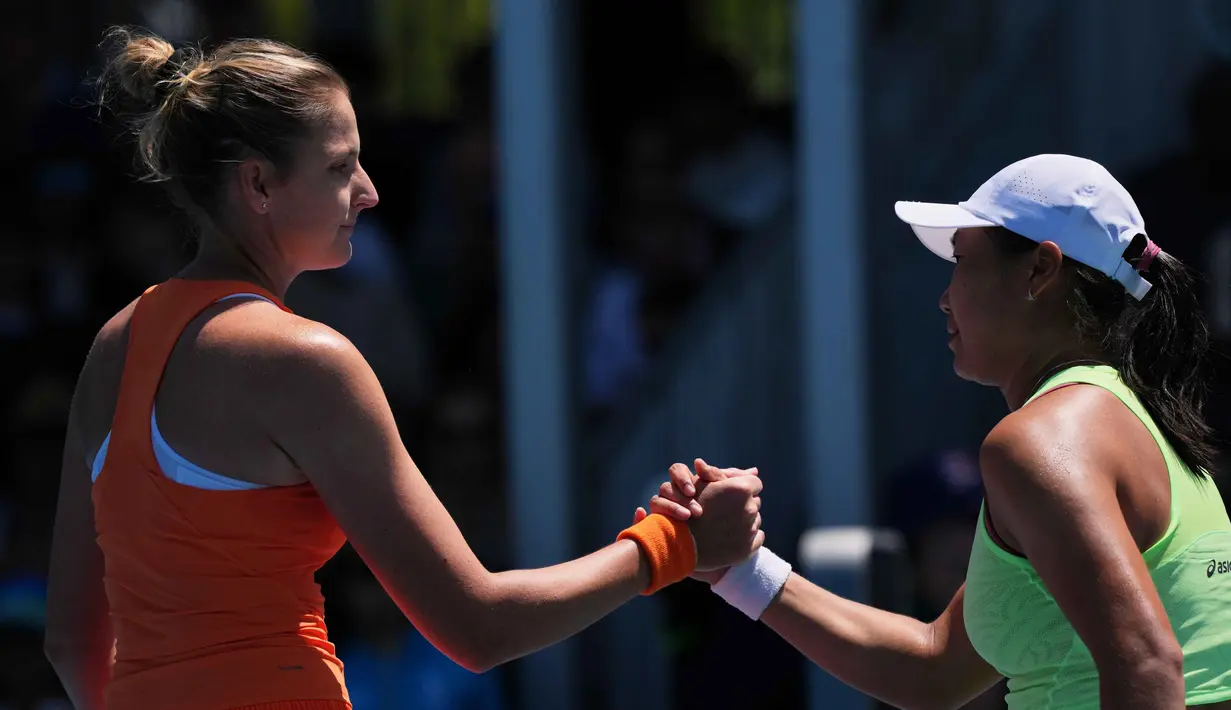 Set kedua berlangsung cukup ketat, Janice Tjen berulang kali memanfaatkan peluang servis dan reli panjang, tetapi konsistensi Karolina Pliskova membuatnya kembali memenangkan set ini dengan skor 6-4. Tampak dalam foto, petenis Indonesia, Janice Tjen (kanan) memberi selamat kepada Karolina Pliskova dari Republik Ceko usai pertandingan babak kedua tunggal putri turnamen tenis Australian Open 2026, di Melbourne, Kamis (22/1/2026). (AP Photo/Dar Yasin)