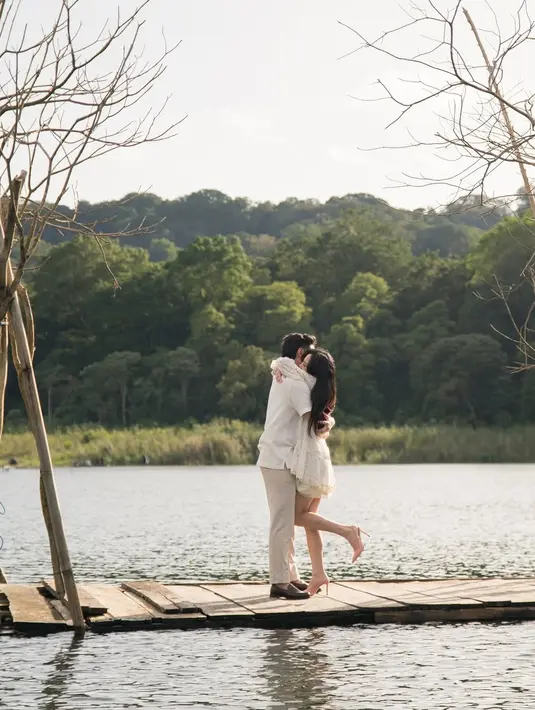 Siluet dress-nya yang feminin berhasil menyempurnakan kecantikan alami Jessica. Dipadukan dengan rambut panjang yang tergerai lembut, ia tampak seperti seorang putri di cerita dongeng. Wajahnya yang dipenuhi senyum bahagia membuat momen lamaran tersebut semakin terasa spesial. [@jessicajane99].