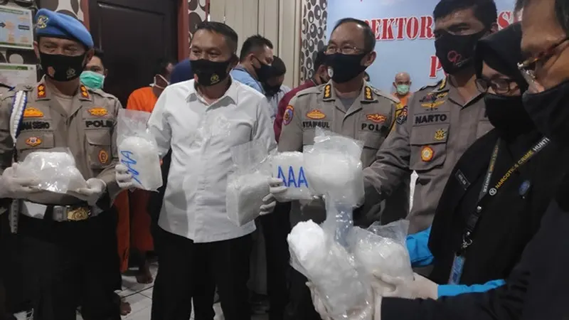 Barang  bukti sabu yang disita Polda Riau dari jaringan narkoba internasional.