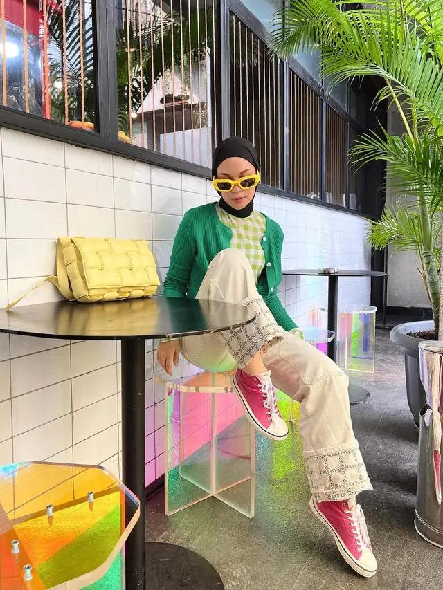 8 Potret OOTD Hijab Casual dengan Sneakers ala Zaskia Adya Mecca hingga Shireen Sungkar