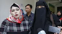 Diampingi kuasa hukumnya Ina Rachman, Dian Rositaningrum menjawab pertanyaan usai sidang mediasi dengan Opick. (Adrian Putra/Bintang.com).