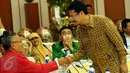 Komisioner KPU, Ferry Kurnia Rizkiyansyah menyalami perwakilan partai politik jelang Rakor Persiapan Akhir Penyelenggaraan Pilkada Serentak 2015 di Gedung KPU Jakarta, Minggu (6/12/2015). Rapat dihadiri unsur terkait. (Liputan6.com/Helmi Fithriansyah)